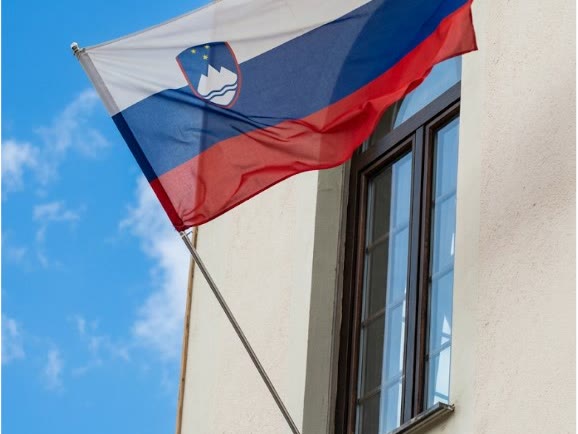 Gasilski dom z izobešeno slovensko zastavo