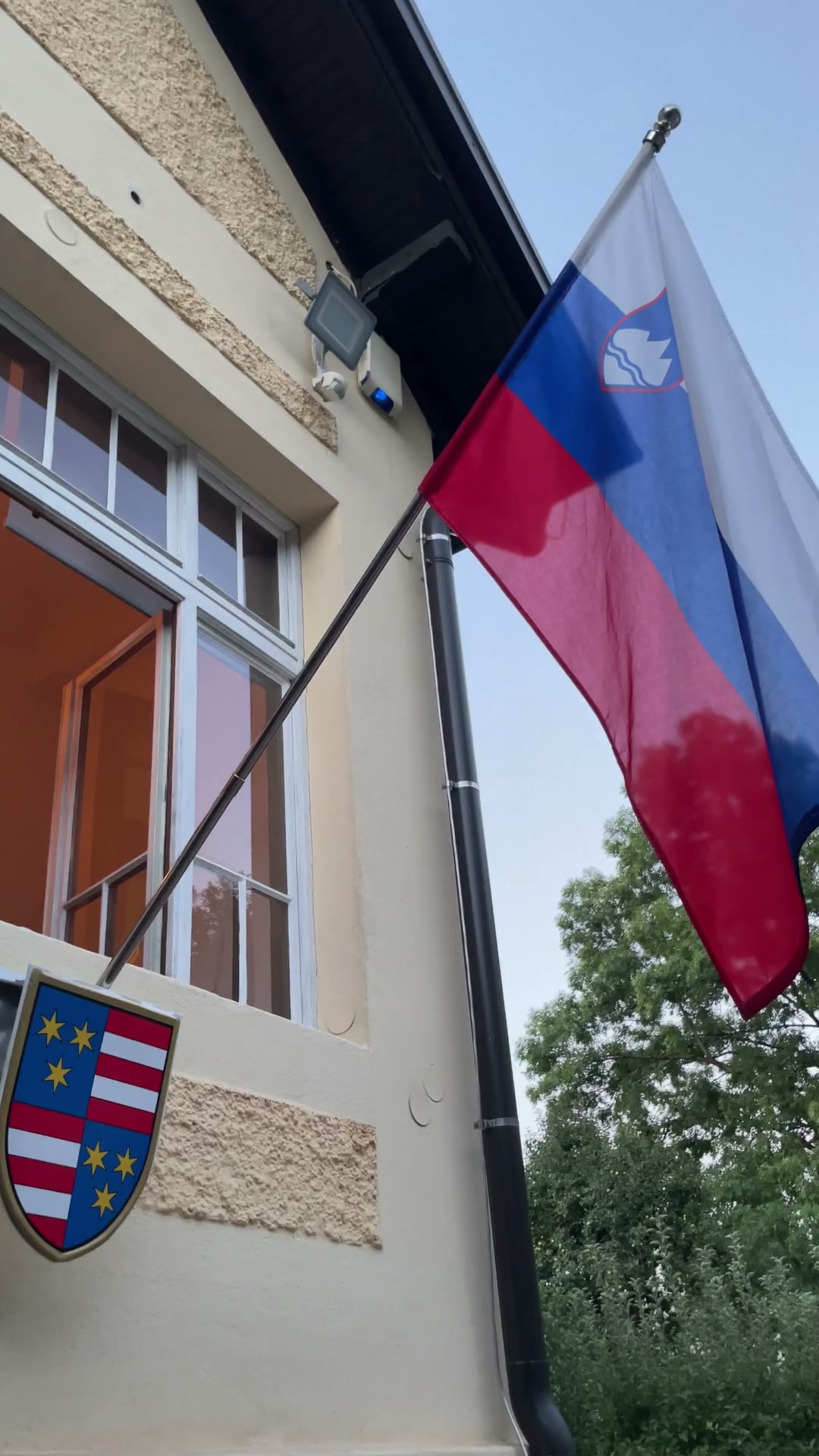 Pregibni nosilec za zastavo, detajl namestitve