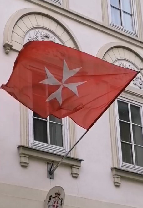 Zastava pred prostori Malteškega reda