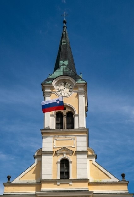 Zastava na objektu v Polzeli, leto 2026