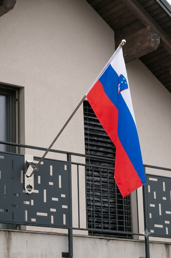 Vizualizacija balkonskega nosilca za zastavo, ni fotografija
