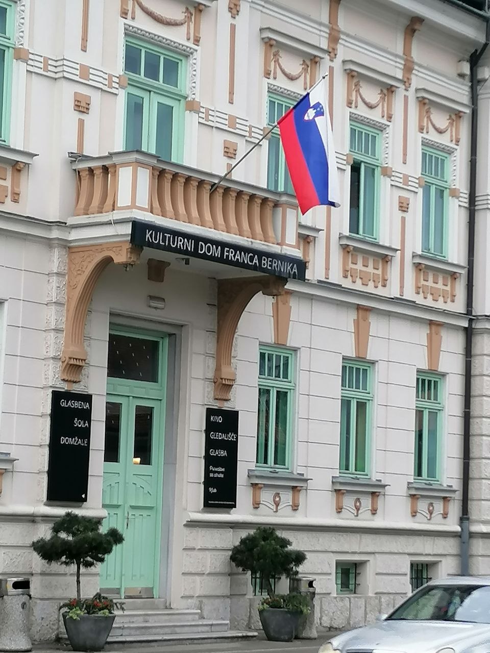 Zastava na kulturnem domu Domžale