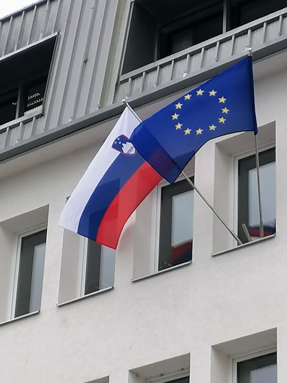 Zastava pred okrožnim sodiščem v Murski Soboti