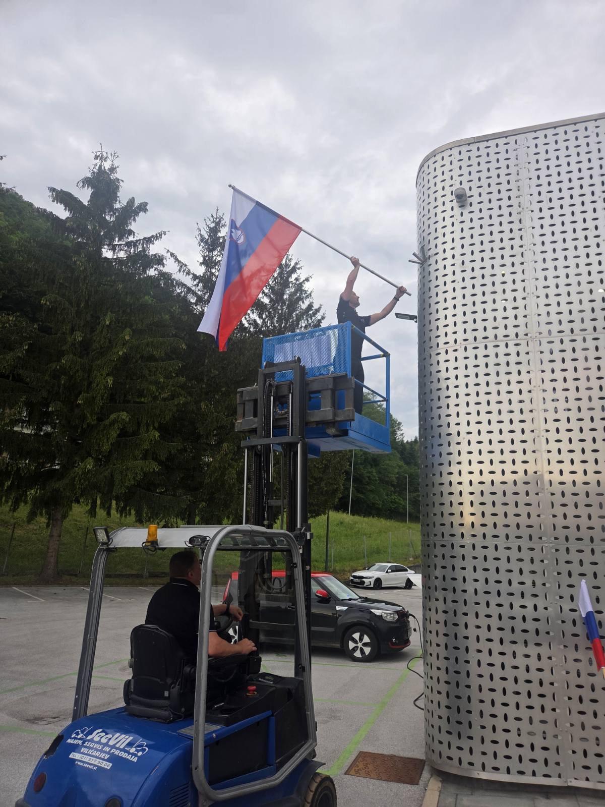Zastava na objektu Turna, junij 2026