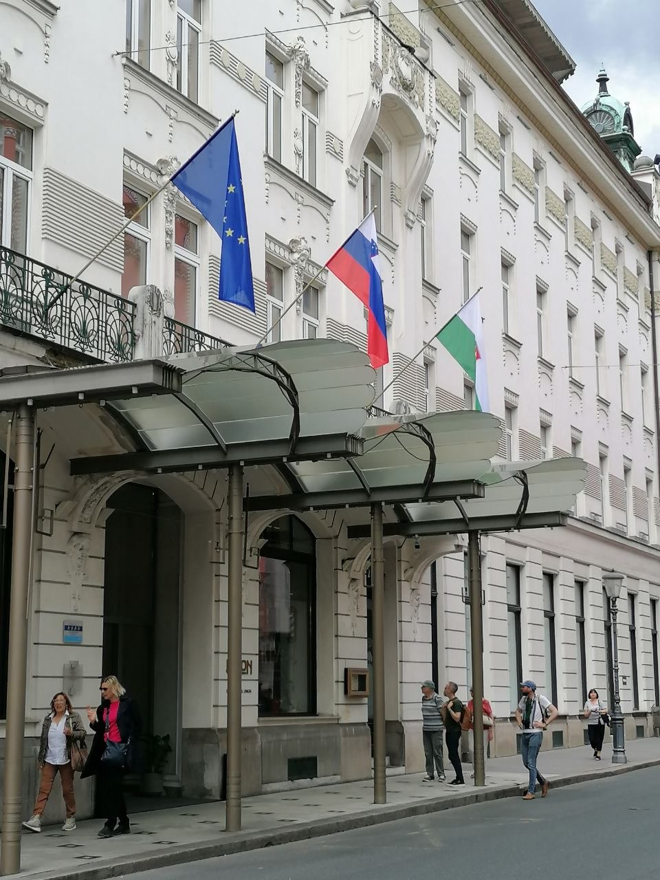 Slovenska zastava na nosilcu na Grand Hotelu Union v Ljubljani