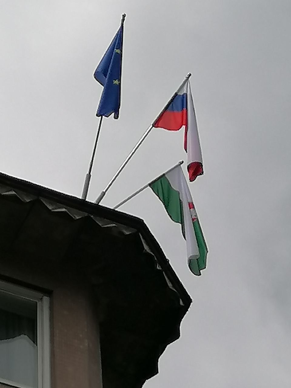Slovenska zastava na nosilcu na Hotelu U v Ljubljani